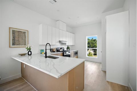 Tiny photo for 312 N Lancaster Avenue, Dallas, TX 75203 (MLS # 21046966)