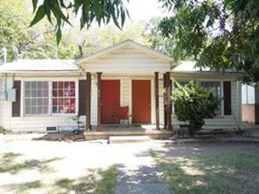 This updated 2-bedroom, 1-bath duplex in Corsicana offers comfortable living in a convenient location close to shopping and schools. The refreshed kitchen comes equipped with a gas range and refrigerator, making meal prep easy and efficient. With a clean, modern feel throughout, this duplex is ready for move-in. **Applicants must have a monthly income of at least three times the rent and no prior evictions.**