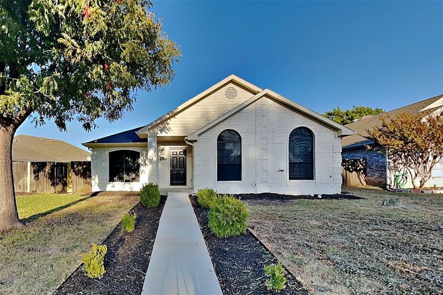 Charming 3 bed, 2  bath 2,290 sq ft home in Fort Worth! Open kitchen concept with updated counters. Primary suite with attached bathroom. Spacious backyard, great for gatherings! Pets accepted on a case by case basis. Additional admin fees apply. The Fireplace is decorative. Schedule your showing today! This home is as-is.  

This home may be located within a Homeowners Association (HOA) community. If so, residents will be responsible for adhering to all HOA rules and regulations. Please contact your agent or landlord's agent for more information.