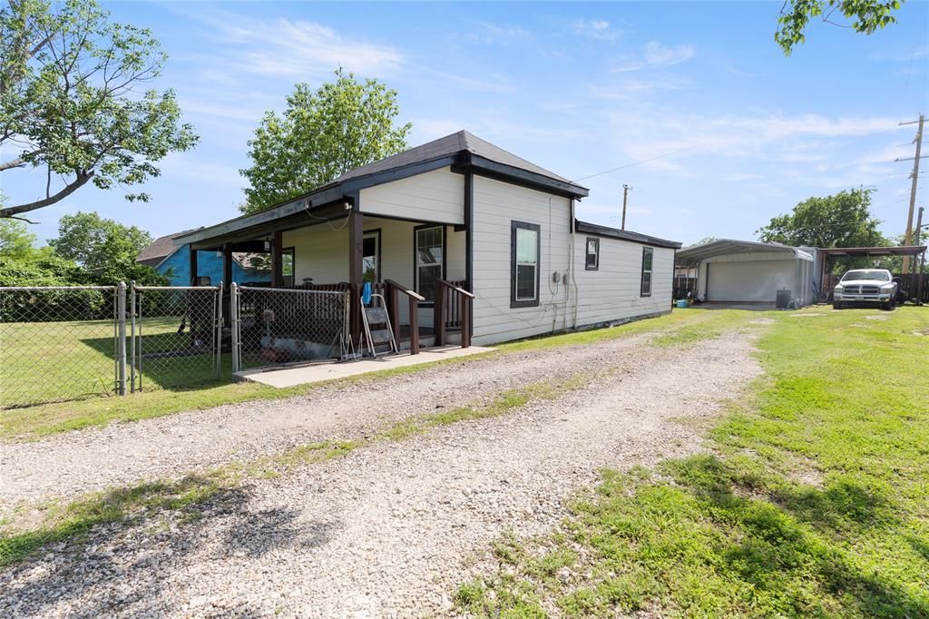 Photo of 300 S Wall Street, Itasca, TX 76055 (MLS # 21251622)