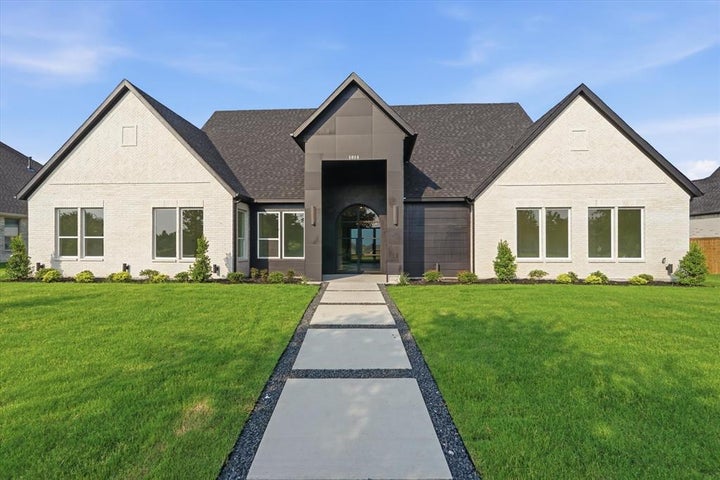 Photo 1 of 40 — 1014 Devonshire Drive N, Forney, TX 75126
