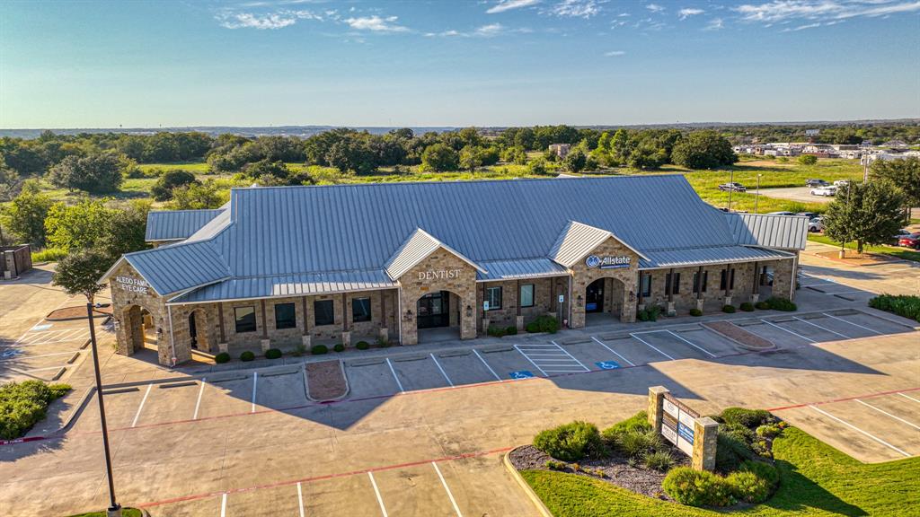 Photo 1 of 39 — 126 S Ranch House Road, Willow Park, TX 76008
