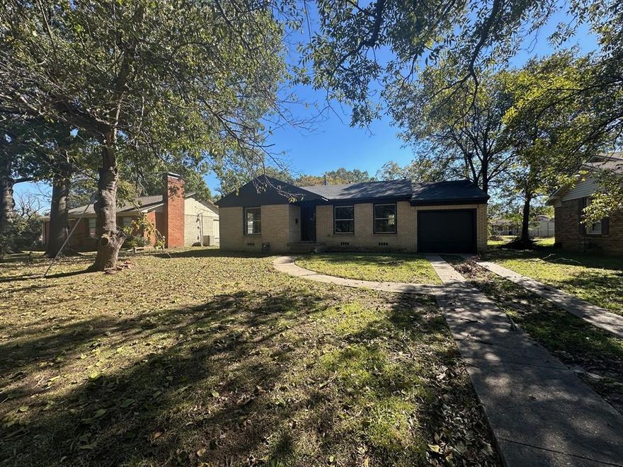 Awesome opportunity to purchase a traditional brick home in an established neighborhood near Navarro College and the Hospital for a great deal! The  living area is large and has big windows that offer a nice flow to the home with lots of light.  The original hardwood floors give great character and warmth to the rooms.  The yard is spacious and ready for you to enjoy making it your own!