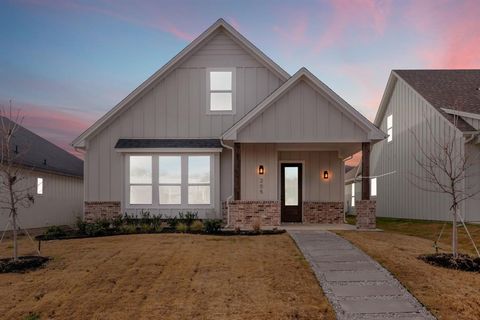 205 W 7th Street Justin TX 76247