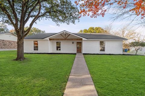 Photo of 336 Oakwood Lane, Hewitt, TX 76643 (MLS # 21136449)