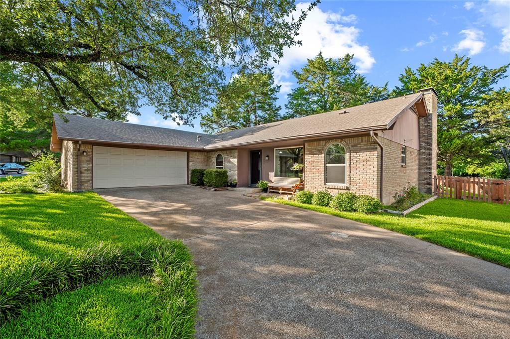 Photo of 903 Middle Run PL, Duncanville, TX 75137 (MLS # 21320099)