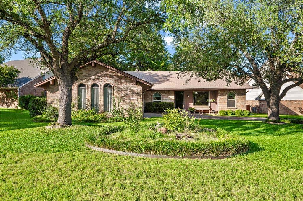 Photo of 903 Middle Run PL, Duncanville, TX 75137 (MLS # 21320099)
