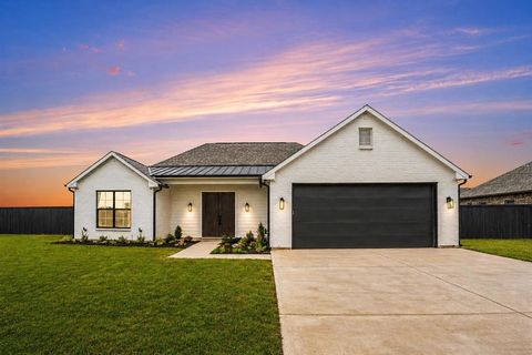 Photo of 318 James Street, Mabank, TX 75147 (MLS # 21252579)