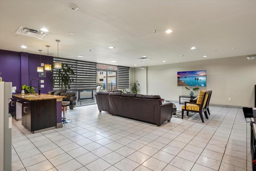 1100 TRINITY MILLS CONDO BLK A LOT 1 ACS 3.93 - Residential Lease