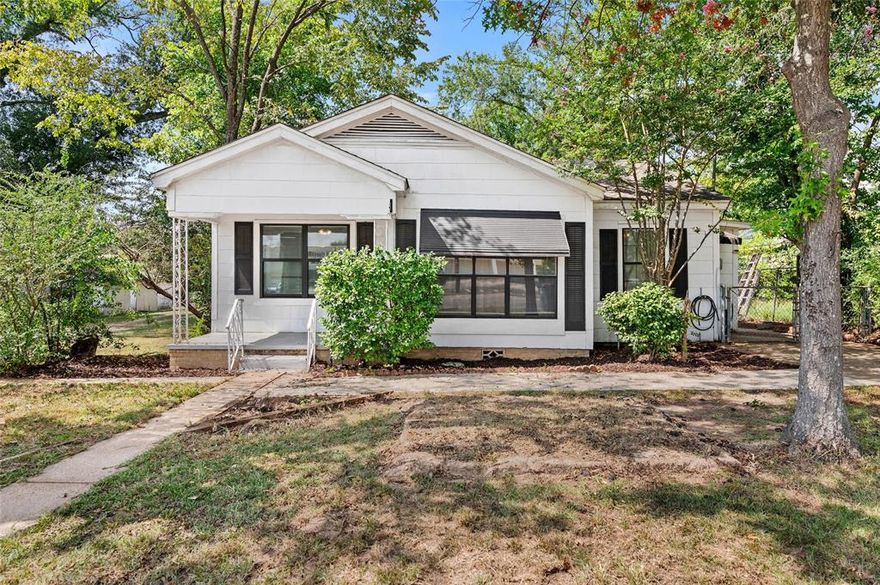 Step into the character and charm of this 1940’s gem located in the heart of Mineola, Texas! With 3 bedrooms and 2 full bathrooms, this home offers the perfect blend of vintage appeal and functional living. Whether you’re looking for your first home, a cozy downsizer, or an investment opportunity, this property is full of potential. Don’t miss your chance to own a piece of history with all the modern comforts you need!