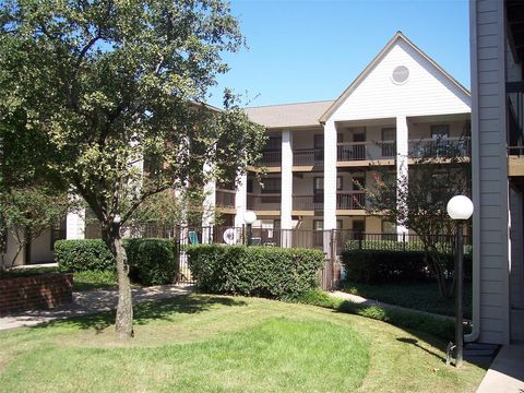 Photo of 218 N Texas Boulevard #303, Denton, TX 76201 (MLS # 21225668)