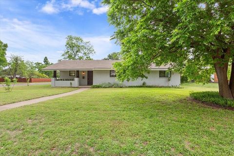 Photo of 2025 Lenamon Street, Waco, TX 76710 (MLS # 21243555)