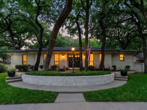 Photo of 1800 Holm Oak Street, Arlington, TX 76012 (MLS # 21298152)