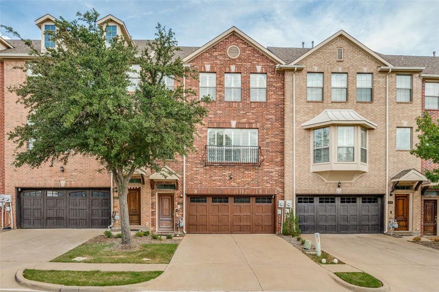 Tri-Level Townhome in Las Colinas! Two Master Bedrooms, and private guest suite. Living room that's perfect for entertaining around cozy gas fireplace! Great location near 635 & George Bush Highway. Luxury finishes. Located near amenity center with Pool and Gym! Near plenty of shopping & entertainment for all your needs!
