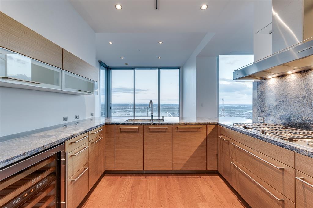2900 Mckinnon Street 2704