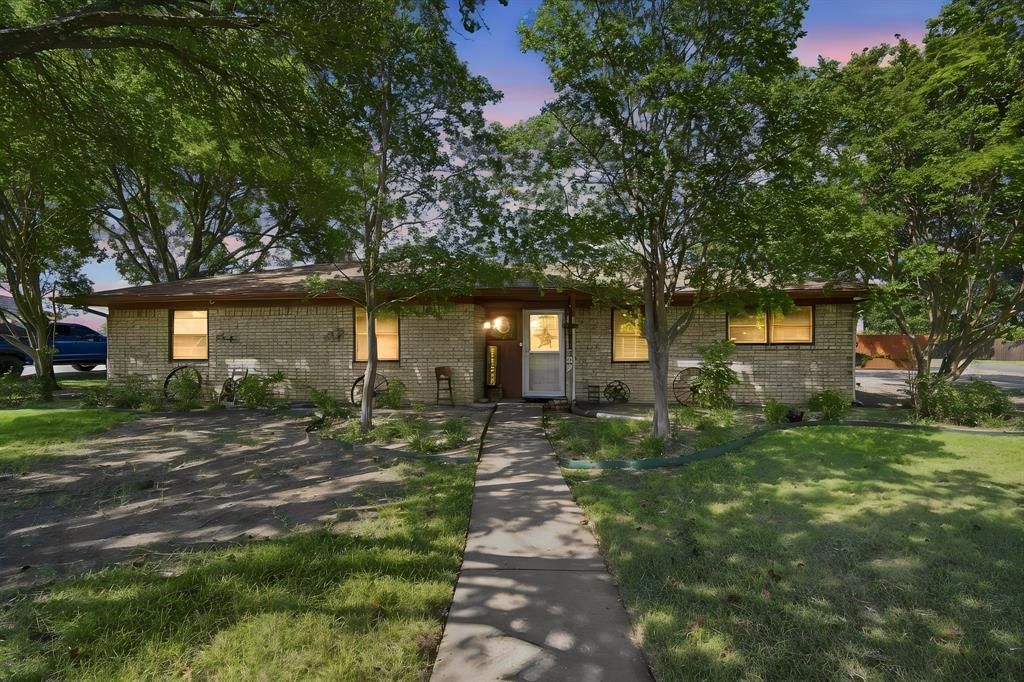 Photo of 300 Pebble Creek Lane, Red Oak, TX 75154 (MLS # 21316982)