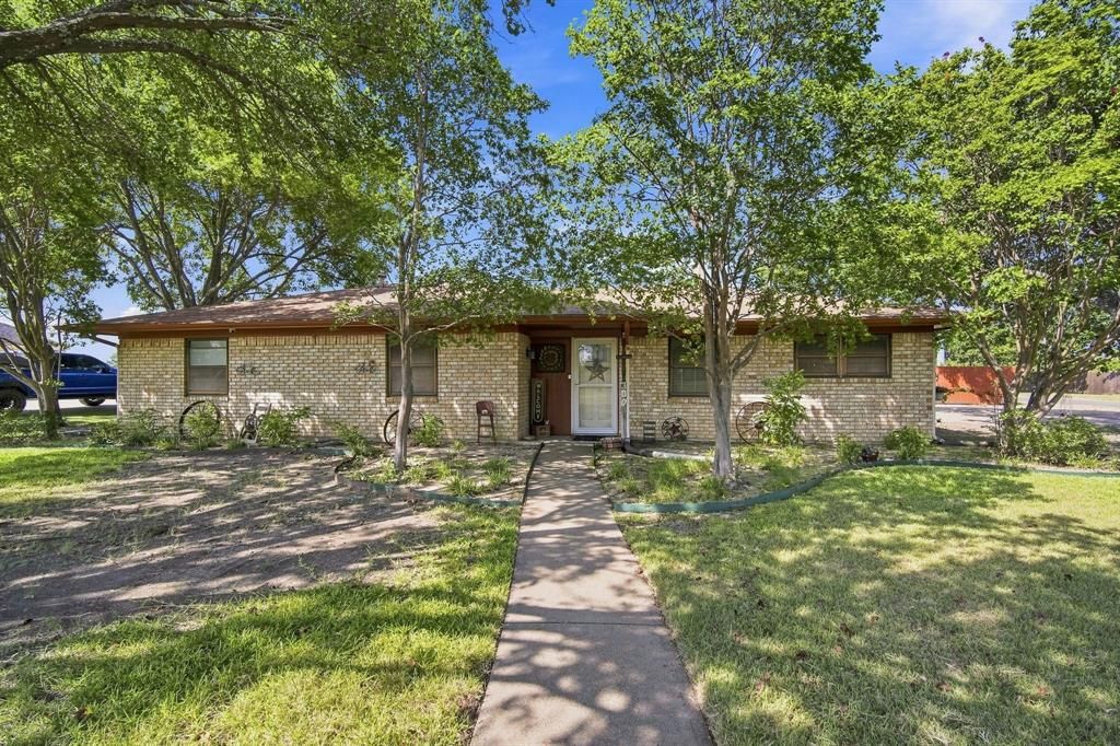 Photo of 300 Pebble Creek Lane, Red Oak, TX 75154 (MLS # 21316982)
