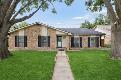 Photo of 3004 Yorkshire Court, Flower Mound, TX 75028 (MLS # 21306136)