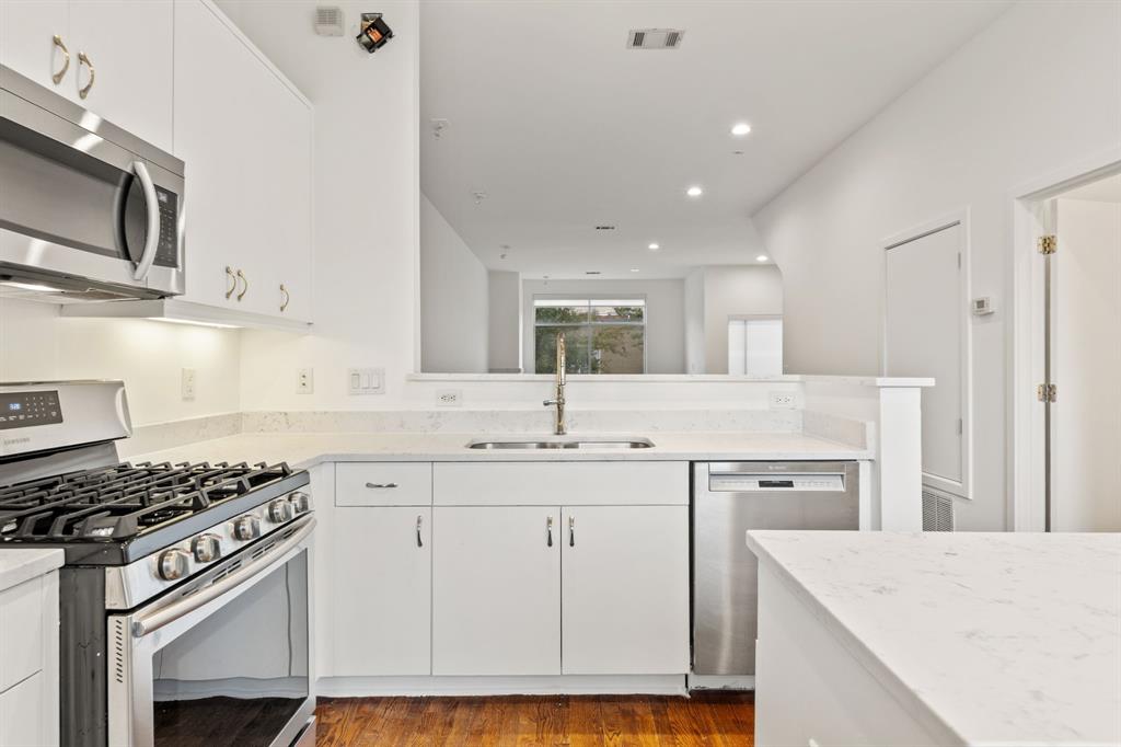 4060 Travis Street 12