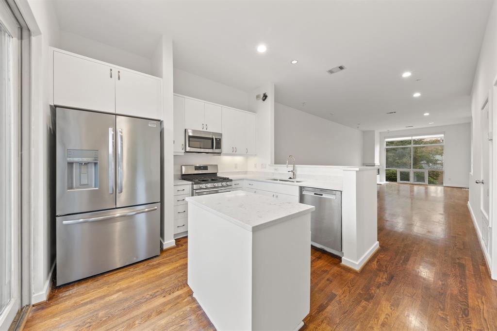 4060 Travis Street 12