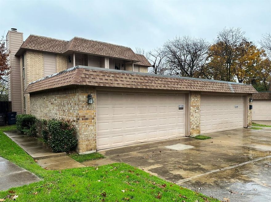 Location! location! location! Mistletoe Heights, Minutes from TCU, Medical district, Downtown, W7th, Magnolia and I30. Each bedroom has its own private, comfortable in-suit bathroom and a balcony. The garage is very spacious and the landlord is outstanding. Pet deposit of $700 required for pets over 35lbs