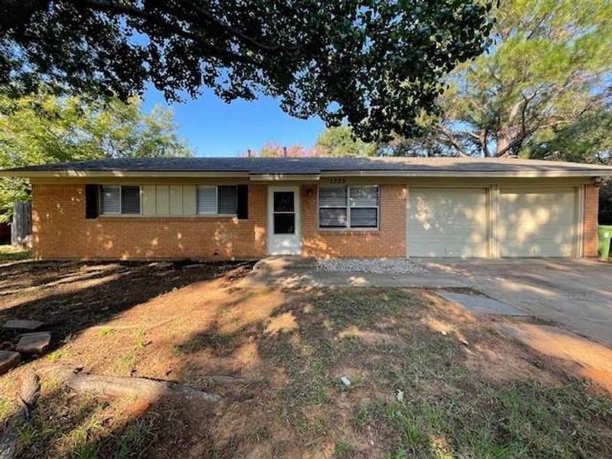 **Offering a split deposit. Half of the deposit due upon move in and the other half due following month**
This charming 3-bedroom, 2-bathroom home offers a perfect blend of modern finishes and classic character. Every inch of its thoughtfully designed layout makes smart use of space, creating a comfortable and stylish environment for daily living. Located just minutes from popular restaurants, shopping destinations, entertainment hubs, and major freeways, it delivers unbeatable convenience in a vibrant neighborhood. Whether you're relaxing at home or heading out to explore, this property offers the ideal balance of comfort, charm, and accessibility.