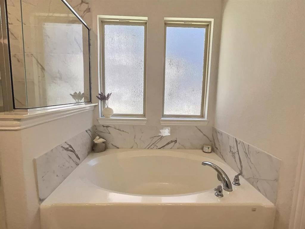 Hickory Crk Xing - Residential Lease