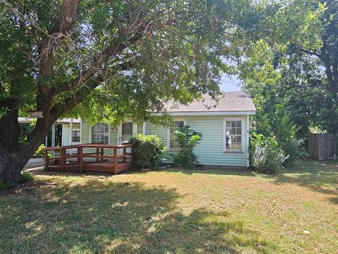 Photo of 3132 Lakeland Street, Fort Worth, TX 76111 (MLS # 21329856)