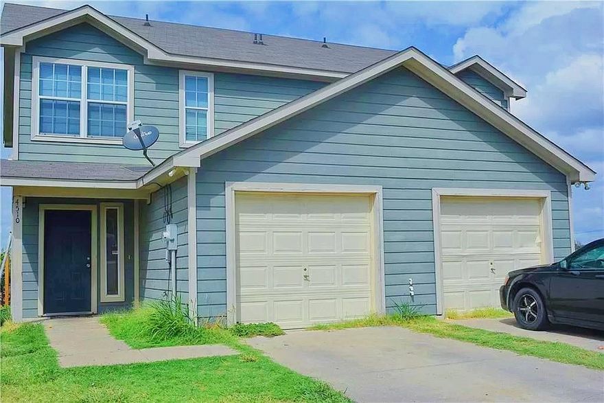 Two story half duplex for lease. 3 bedrooms 2.5 bath. Convenient location, only minutes away to I-20 and 35W.