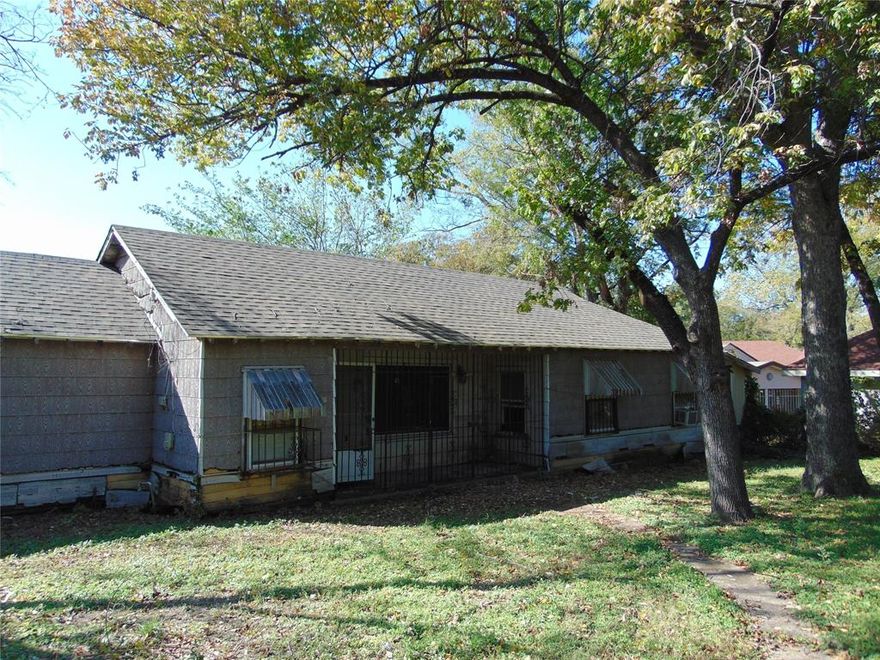 BRING YOUR INVESTORS!  THIS IS A BIG PROPERTY  ON A BIG LOT FOR A SMALL PRICE!  It needs work.  Be careful as some of the floor is weak.  Best to go during daylight hours as some rooms may not have much light.  Tax roll shows .81 of an acre.  Deep lot.  seller believes boundaries are roughly:  Front, at each telephone pole, 90 ft. wide.  Right side:  along fence line. 345 ft deep.  Left side:  from telephone pole just inside the circle drive, straight back to the bow of the front boat.  There is no fence on left side. 286.4 ft. deep.  Back:  along ravine. 150 ft. across.  This is a cash only deal.  Property is sold AS-IS.  No blind offers.  Two living areas.  BIG garage.  Extra work shop is attached, approx. 21 x 22.  One bedroom has large shower area which may be converted into a second bath.   There is an adjoining lot on the left side which is not separated from this lot by a fence. MULTIPLE OFFERS RECEIVED.  SELLER IS ASKING FOR HIGHEST AND BEST OFFER BY NOV. 10TH, FRIDAY AT 3PM