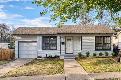 Photo of 3462 W Gambrell Street, Fort Worth, TX 76133 (MLS # 21389546)