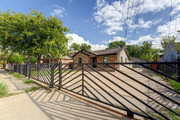 554 PLEASANT VISTA DR, DALLAS, TX 75217 - Image ea0b80a3c6c924390bf8b2e6a607976f/536767638