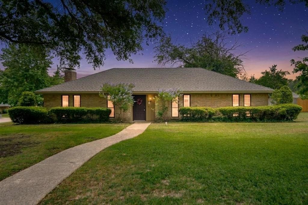 Photo of 116 Greenway Street, Sunnyvale, TX 75182 (MLS # 21336833)