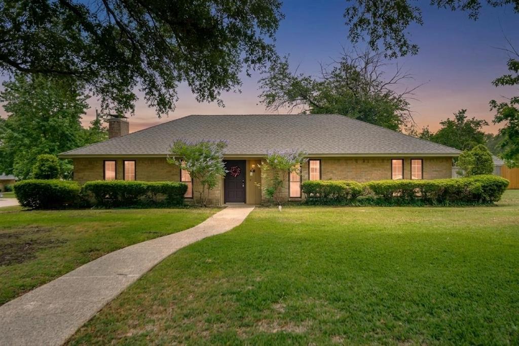 Photo of 116 Greenway Street, Sunnyvale, TX 75182 (MLS # 21336833)