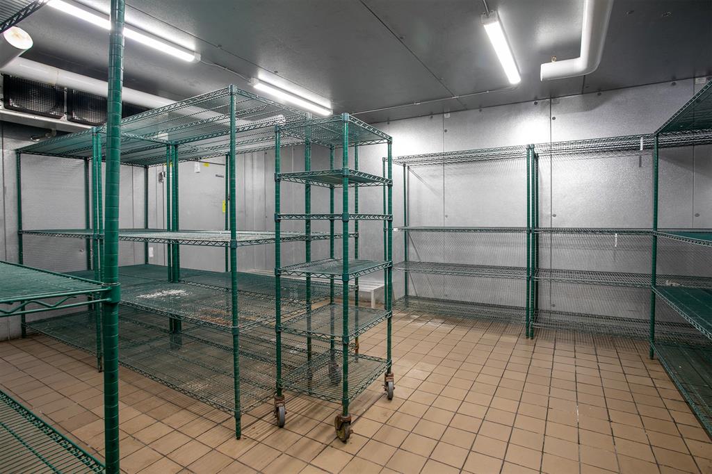 BOB'S PLACE - Commercial Sale