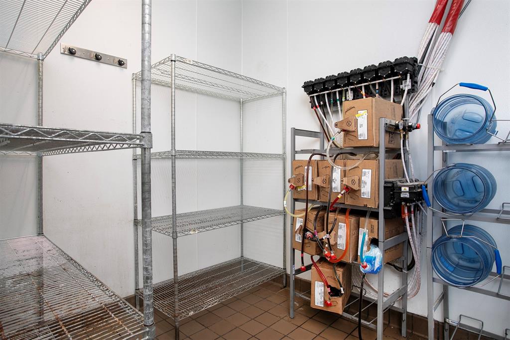 BOB'S PLACE - Commercial Sale