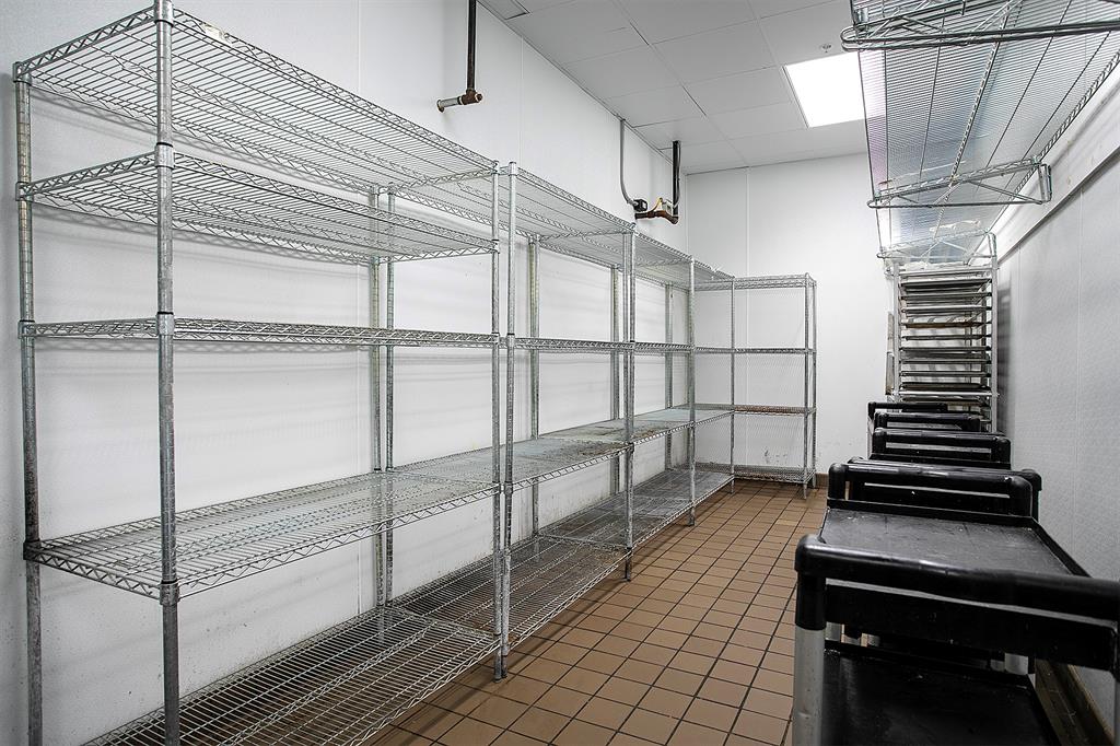 BOB'S PLACE - Commercial Sale