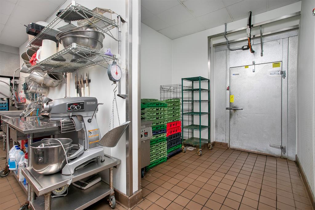 BOB'S PLACE - Commercial Sale