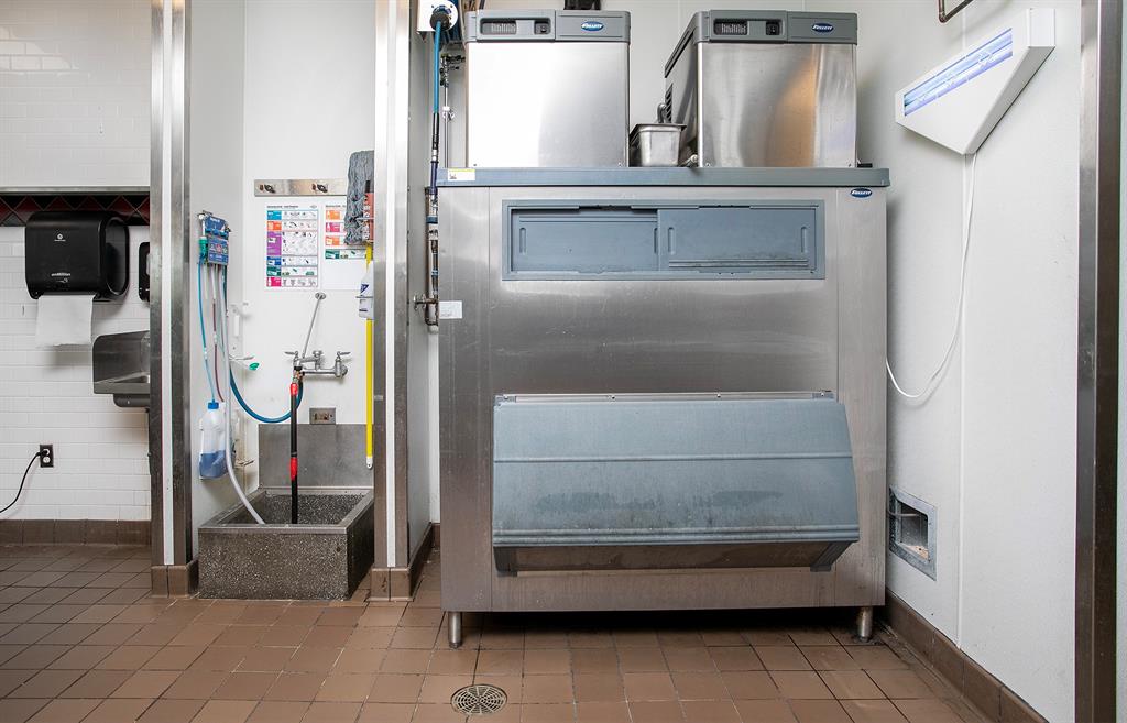 BOB'S PLACE - Commercial Sale