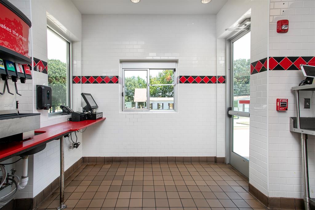 BOB'S PLACE - Commercial Sale