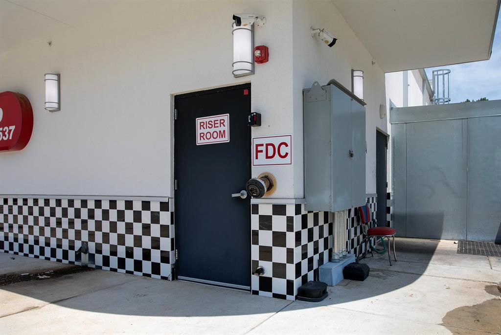 BOB'S PLACE - Commercial Sale