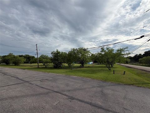 Photo of 13104 Nile Drive, Dallas, TX 75253 (MLS # 21246895)