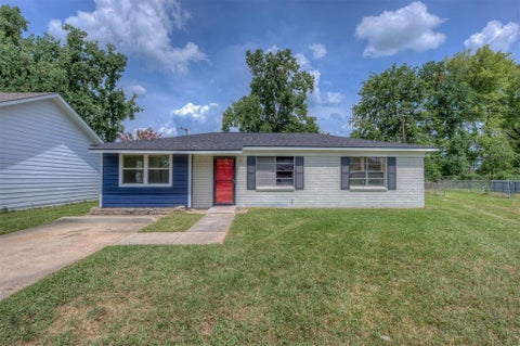 Photo of 5421 Daffodil Avenue, Bossier City, LA 71112 (MLS # 21346582)