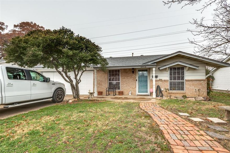 Beautiful home ready to move in and conveniently close to I820, 183&121,  I35.  Only minutes to downtown Fort Worth and Stock Yards.  You will love the open concept lay out featuring laminate and carpet floors as well as granite counter tops.