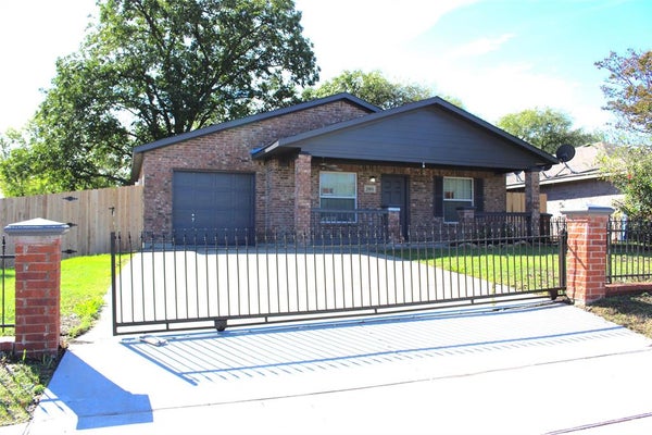 2001 SAN ANTONIO ST, GRAND PRAIRIE, TX 75051 - Image ea732d4188ce40e91bf55432e742a182/1452084715