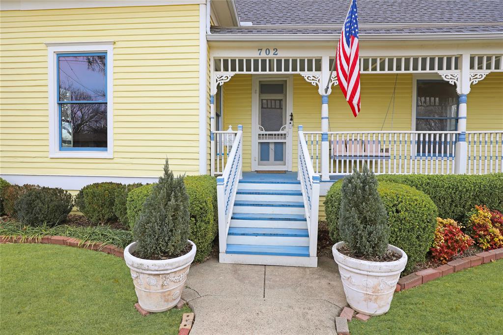 702 N Bradley Street