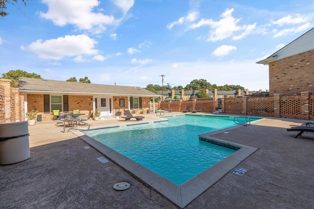 Sandhurst Manor - Residential