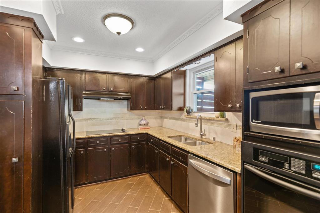 Sandhurst Manor - Residential