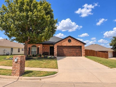 Photo of 1148 Mustang Ridge Drive, Fort Worth, TX 76052 (MLS # 21379785)