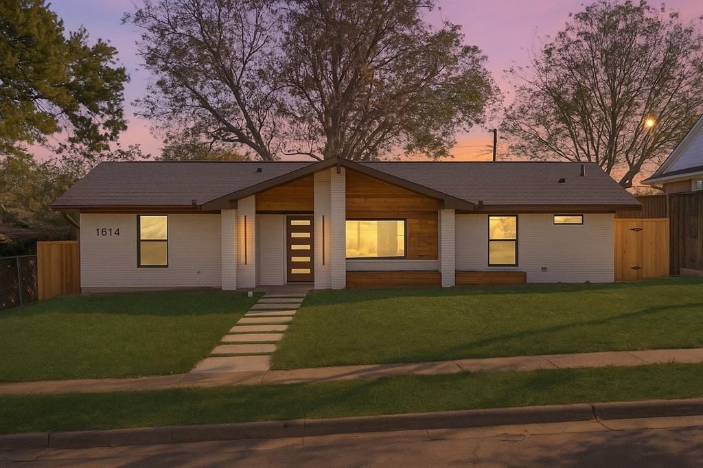 Photo for 1614 E Red Bird Lane, Dallas, TX 75241 (MLS # 21101571)